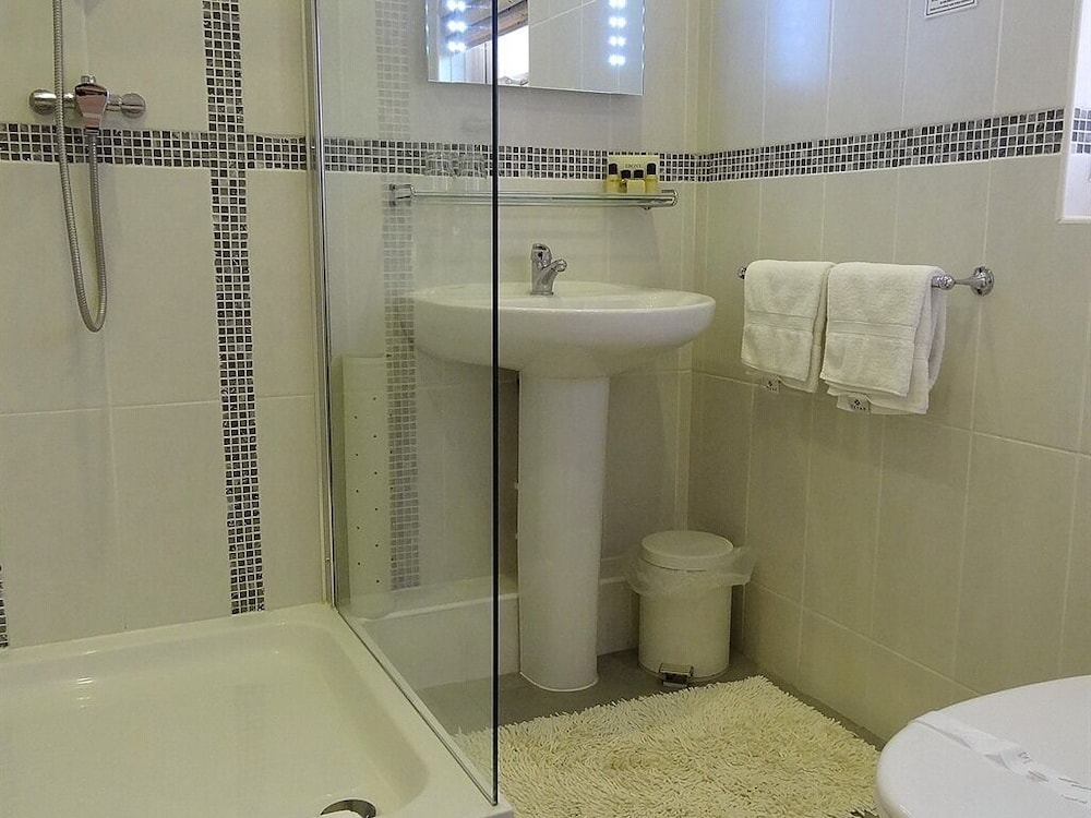 Double or Twin Room, Ensuite photo 3