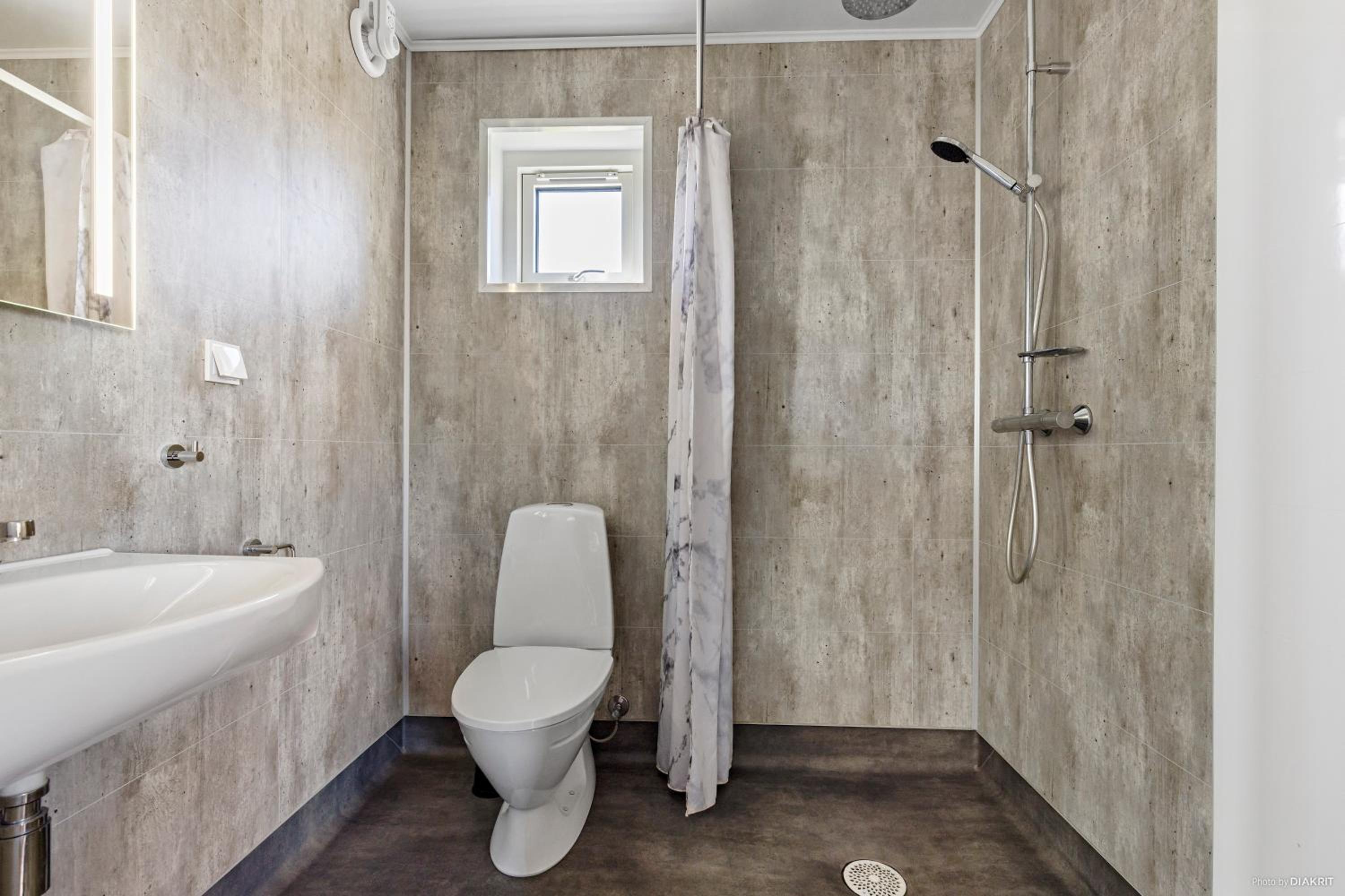 Twin Room with Private Bathroom photo 3