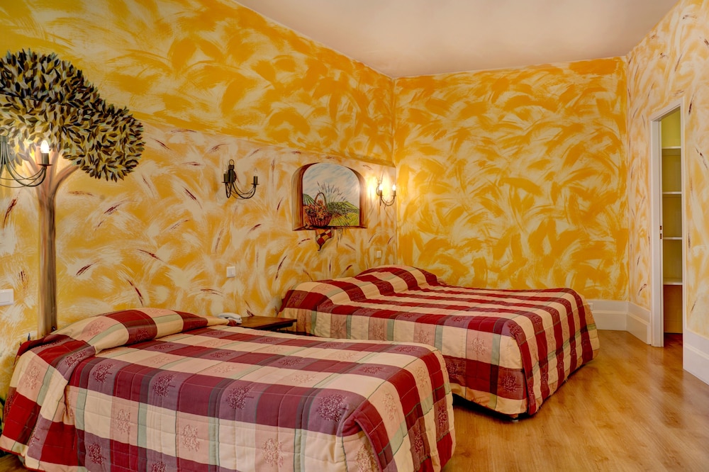 Standard Triple Room, 1 Bedroom, Private Bathroom photo 2