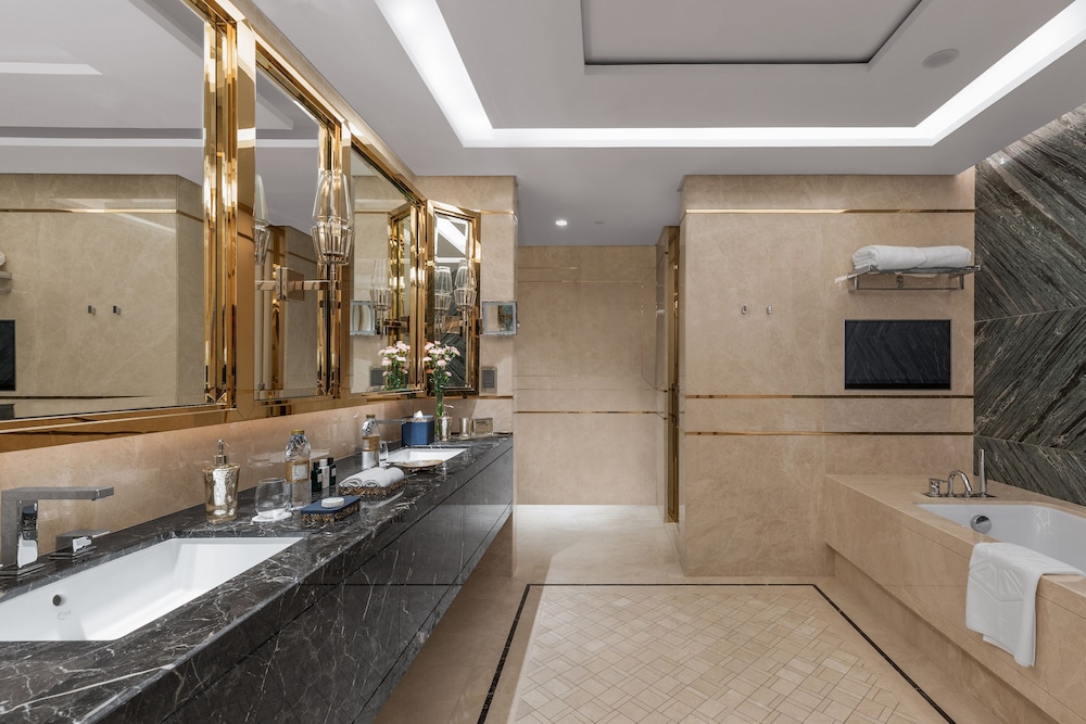Presidential Suite Four Bedroom Sea View with Club Lounge Access