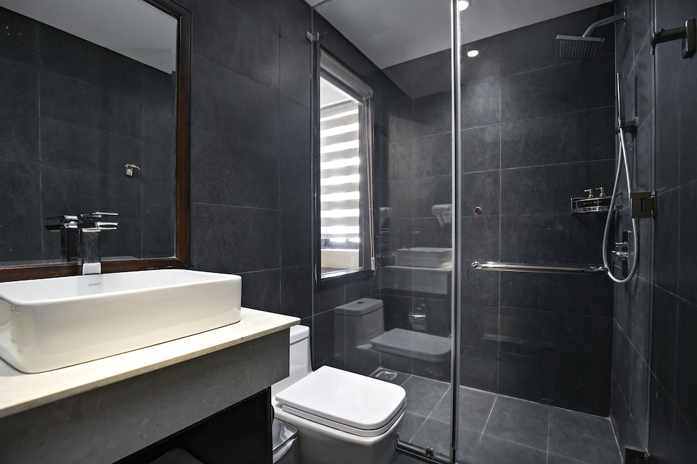 Deluxe Double Room, 1 King Bed, Partial Sea View - Photo 5