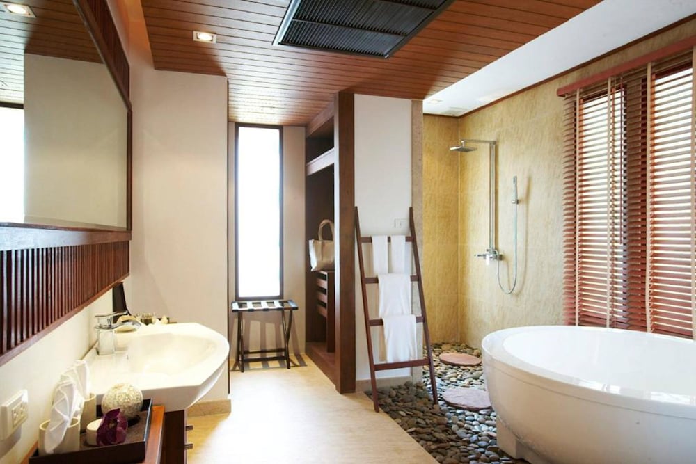 Suite, Jetted Tub - Photo 6