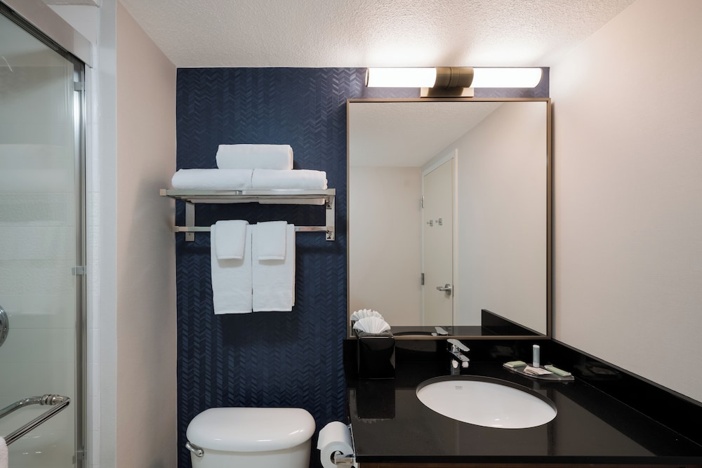 Room, 1 Queen Bed (Mobility/Hearing Accessible, Tub) - Photo 5