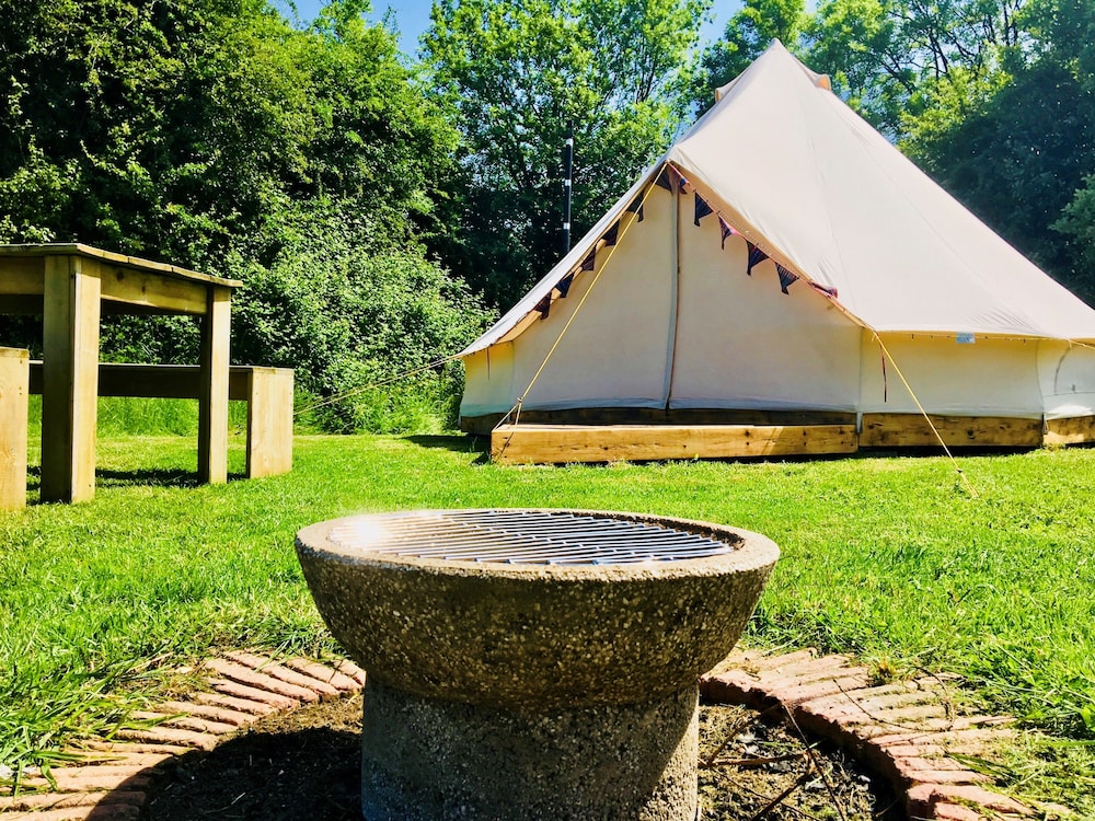 Romantic Tent, 1 Double Bed, Fireplace, Garden View photo 2