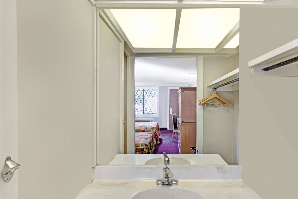 Room, 2 Double Beds, Accessible photo 3