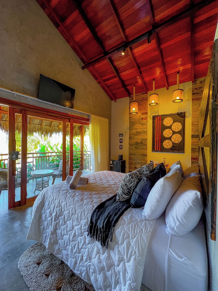 Deluxe Suite, Beach View photo 2
