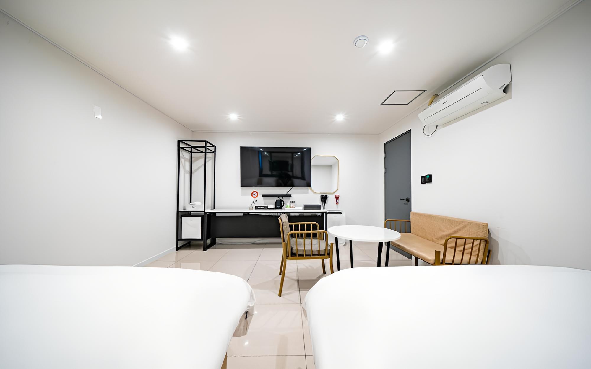 Room (Twin (non-smoking equipped with JBL s) - Photo 14