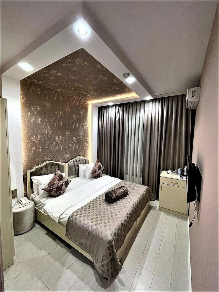 Standard Double or Twin Room - Photo 16