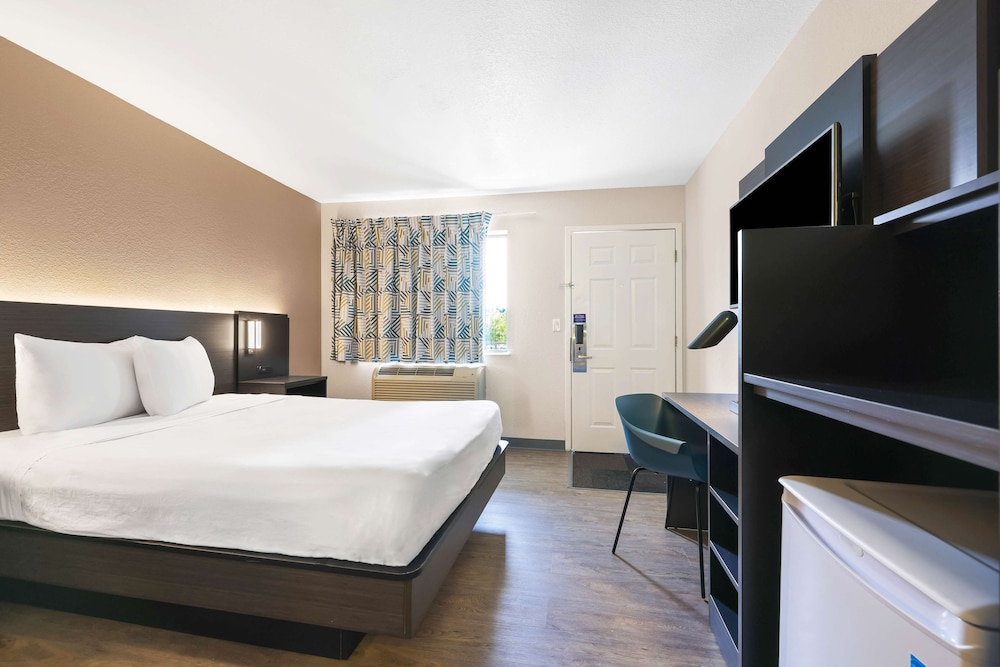Deluxe Room, 1 Queen Bed, Non Smoking, Refrigerator & Microwave photo 3
