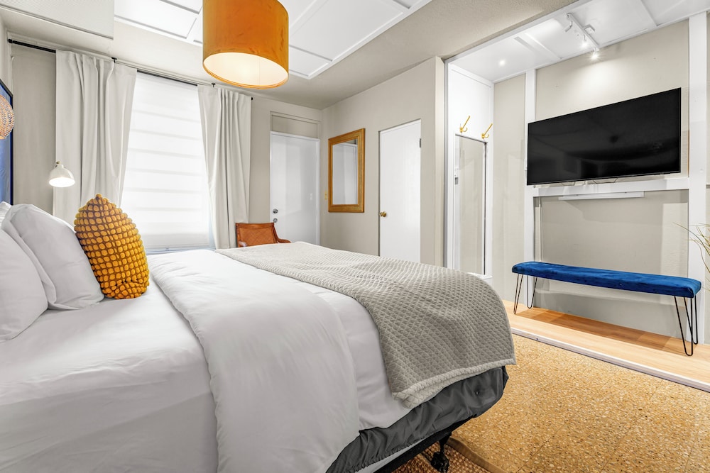 Standard Room, 1 King Bed, Balcony, Lagoon View photo 3