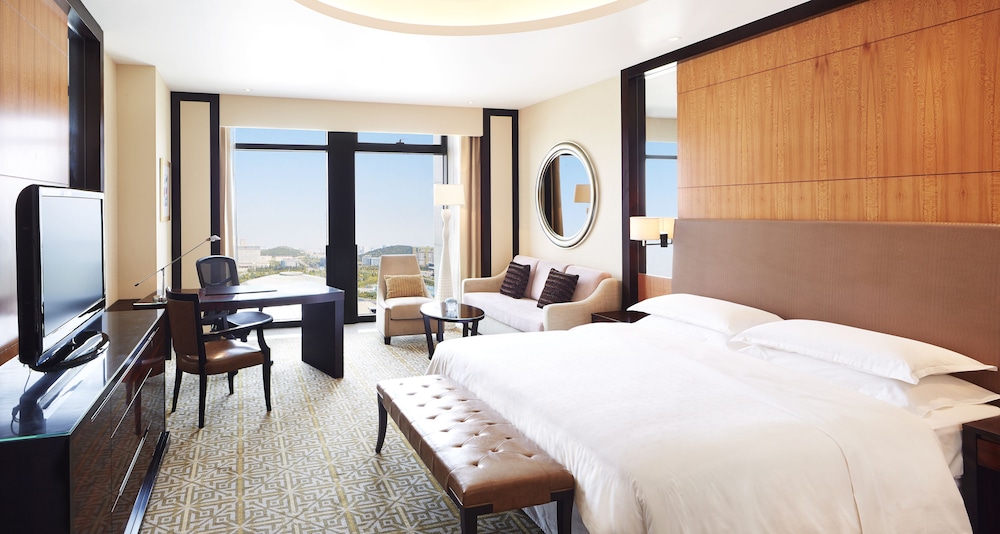 Superior Room, 1 King Bed, City View photo 2