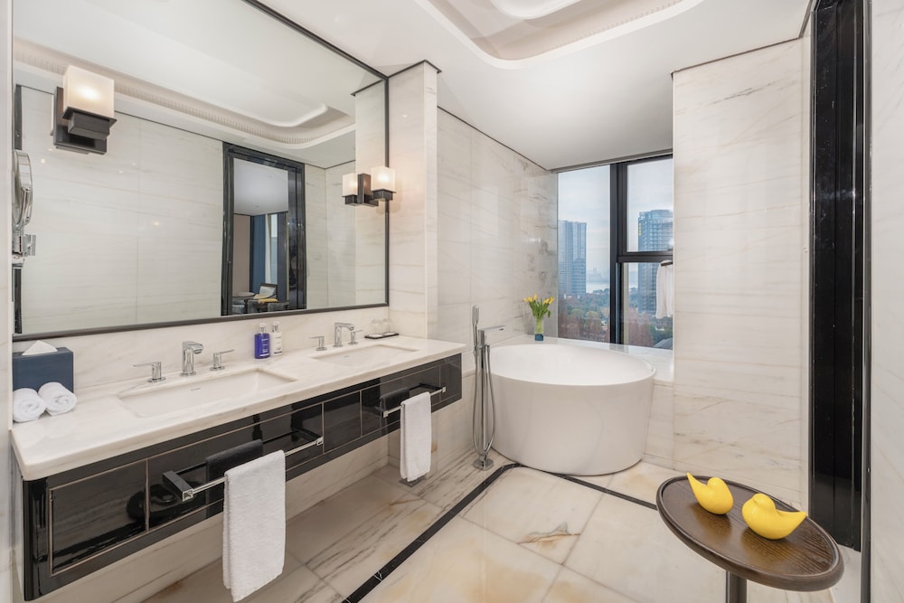 Grand Room, 1 King Bed, City View - Photo 6