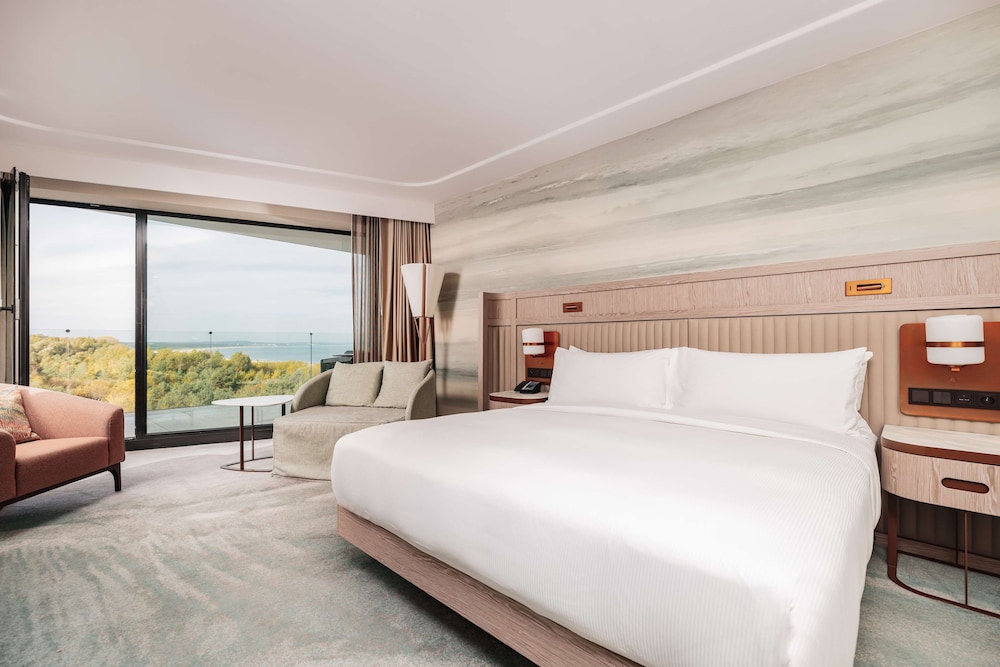 Deluxe Room, 1 King Bed, Balcony - Photo 4