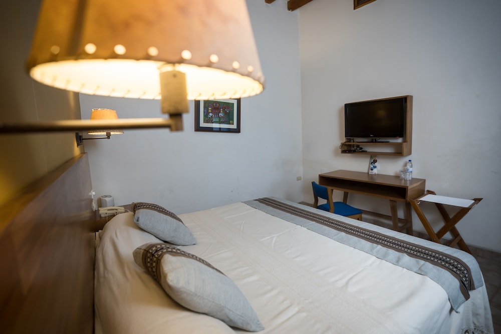 Standard Room, 1 King Bed photo 3
