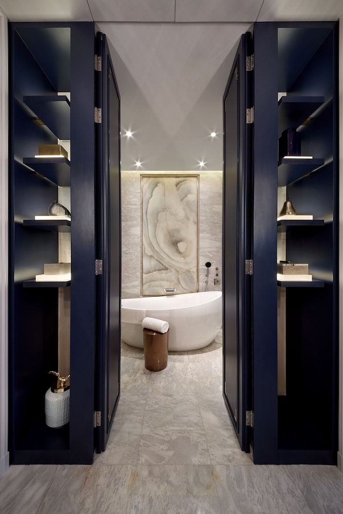 Luxury Room, 1 King Bed, Club Lounge Access