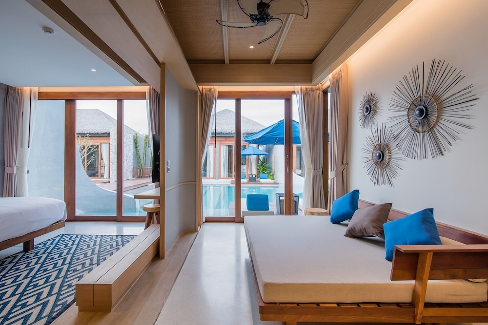 Pool Access Villa - Photo 5
