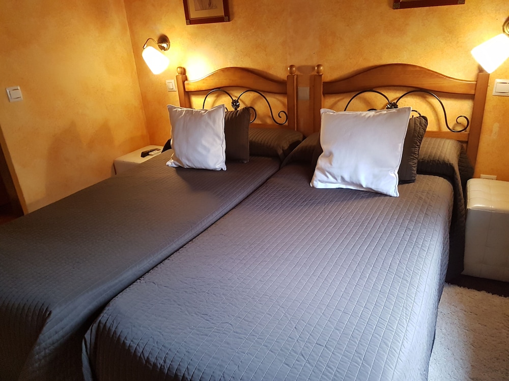 Economy Twin Room photo 3