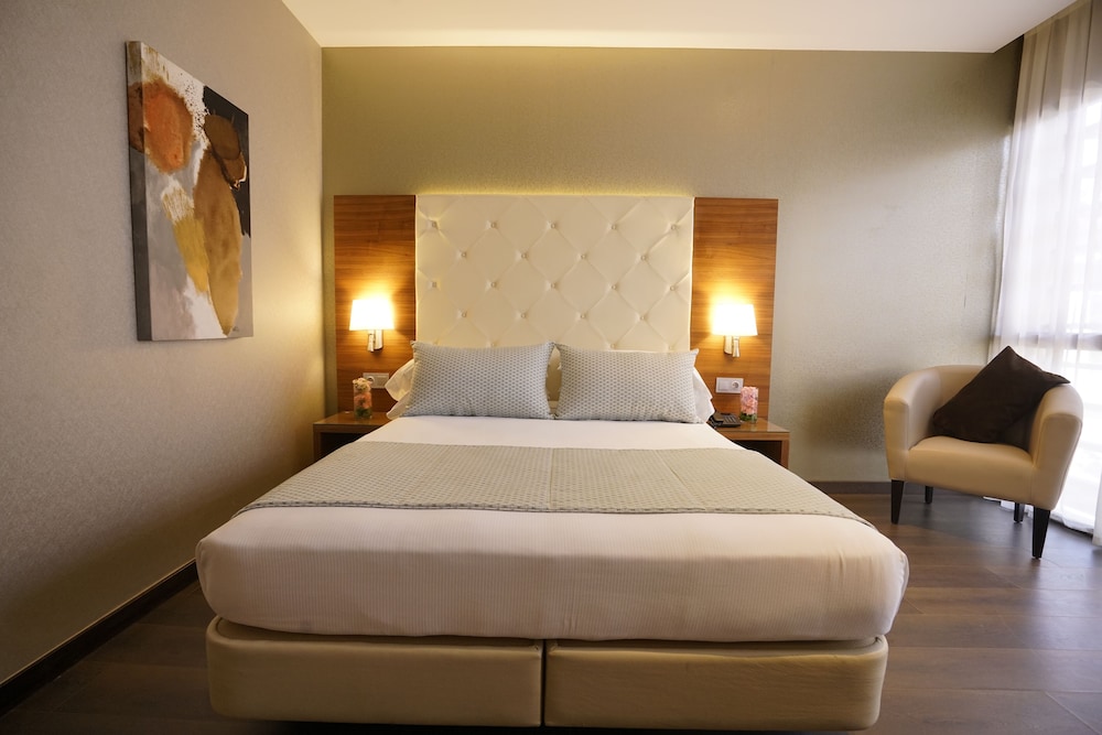 Deluxe Room, City View (King)