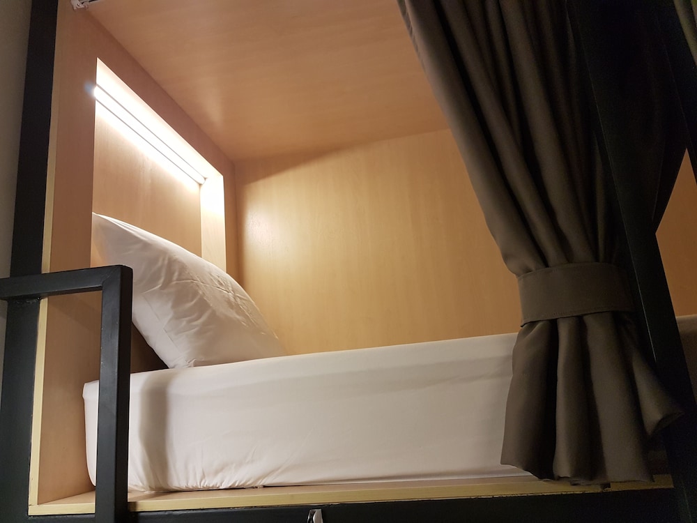 1 Bed- Deluxe 8-bed Mixed Dorm photo 3
