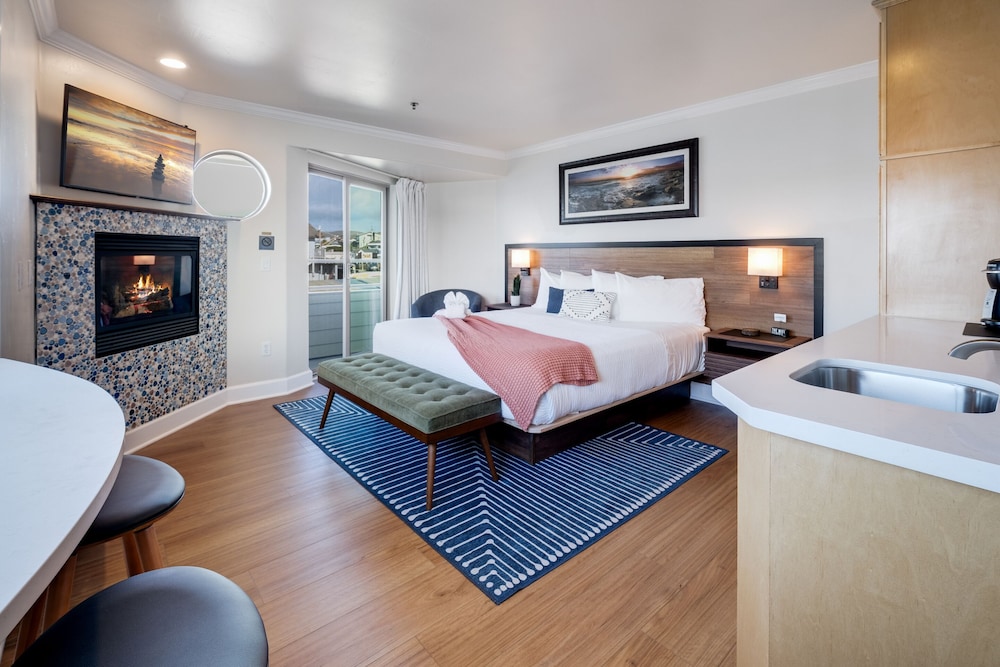 Panoramic Double Room, Private Bathroom, Ocean View (Sunset Oceanfront) photo 1