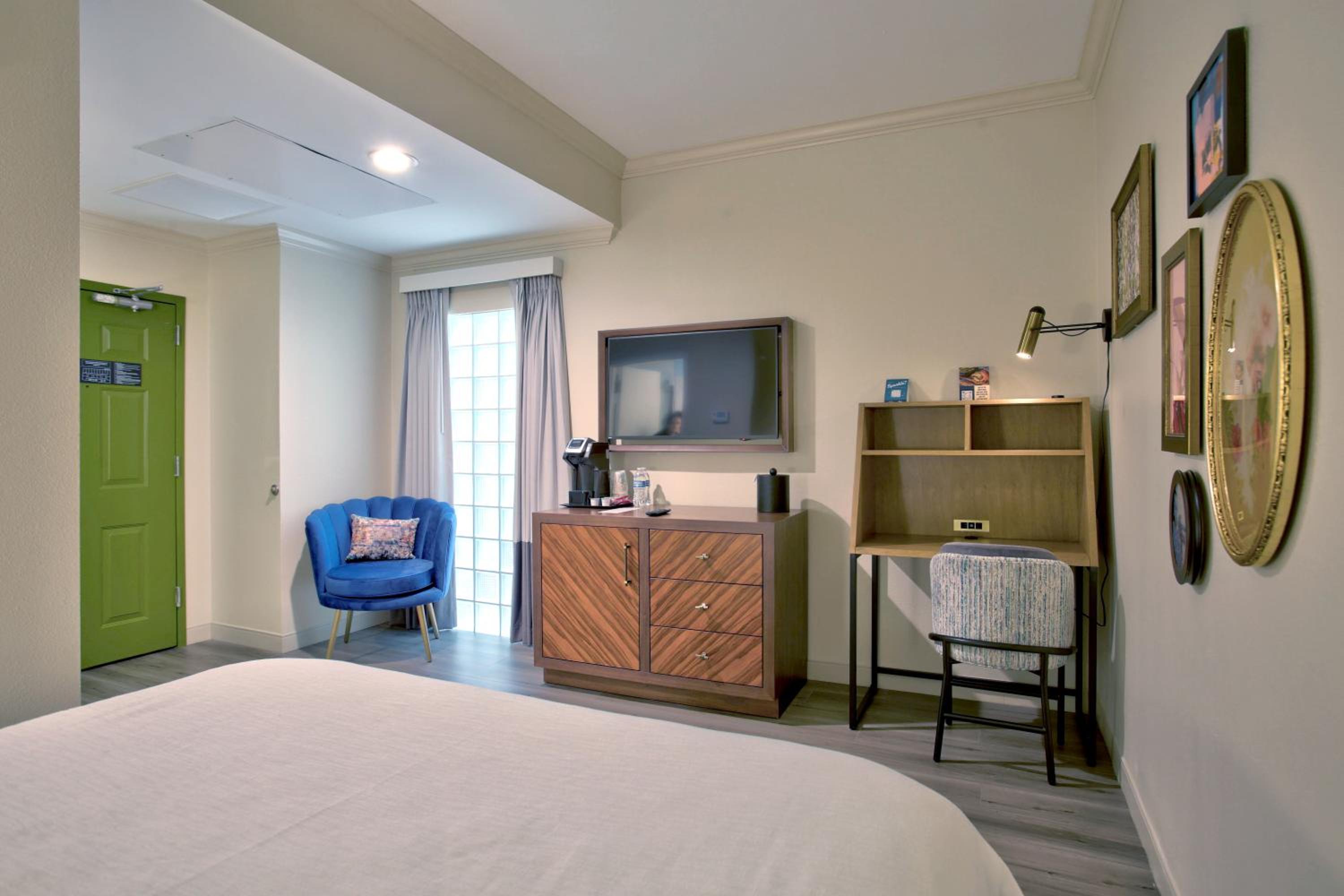 King Room - Non-Smoking - Photo 4