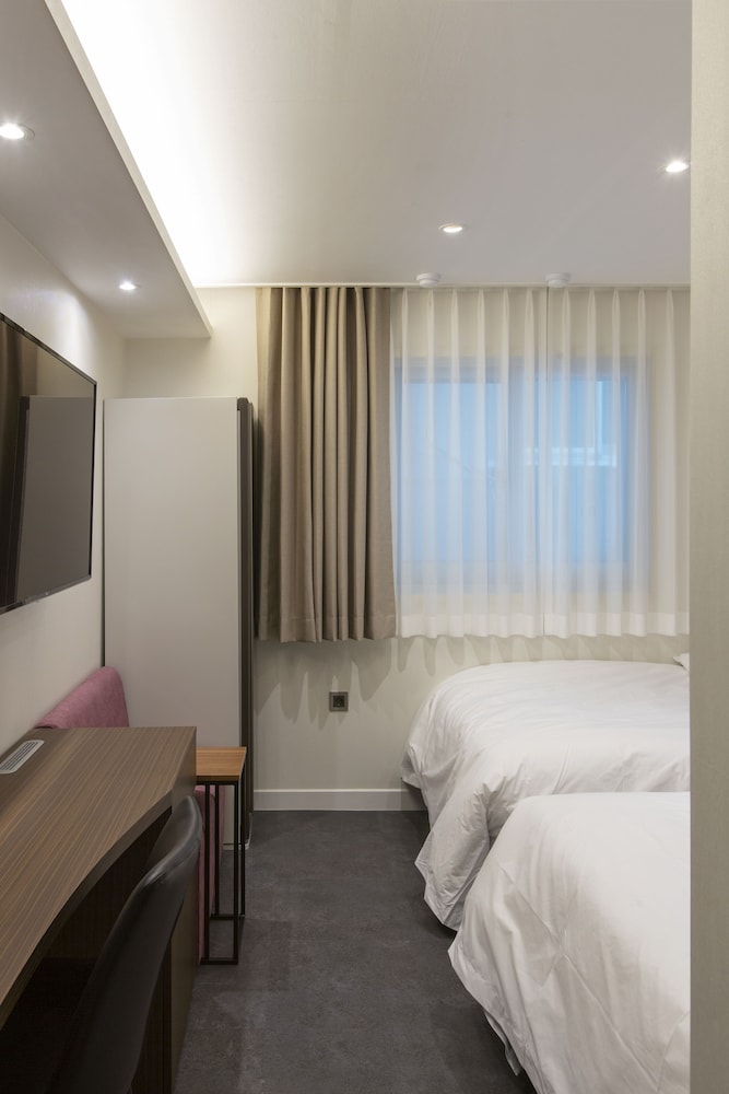Standard Twin Room (Lounge Access) - Photo 7