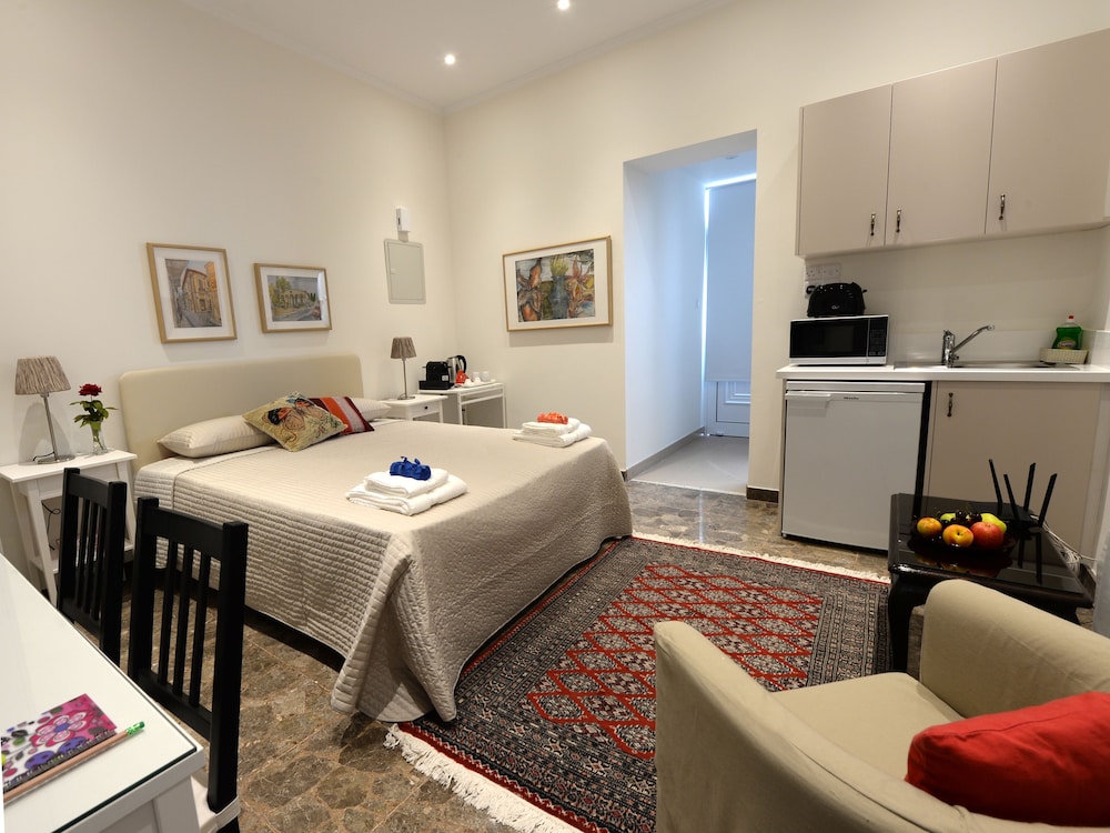 Luxury Studio Suite, 1 Queen Bed, Garden View (Carob Garden Studio) photo 1