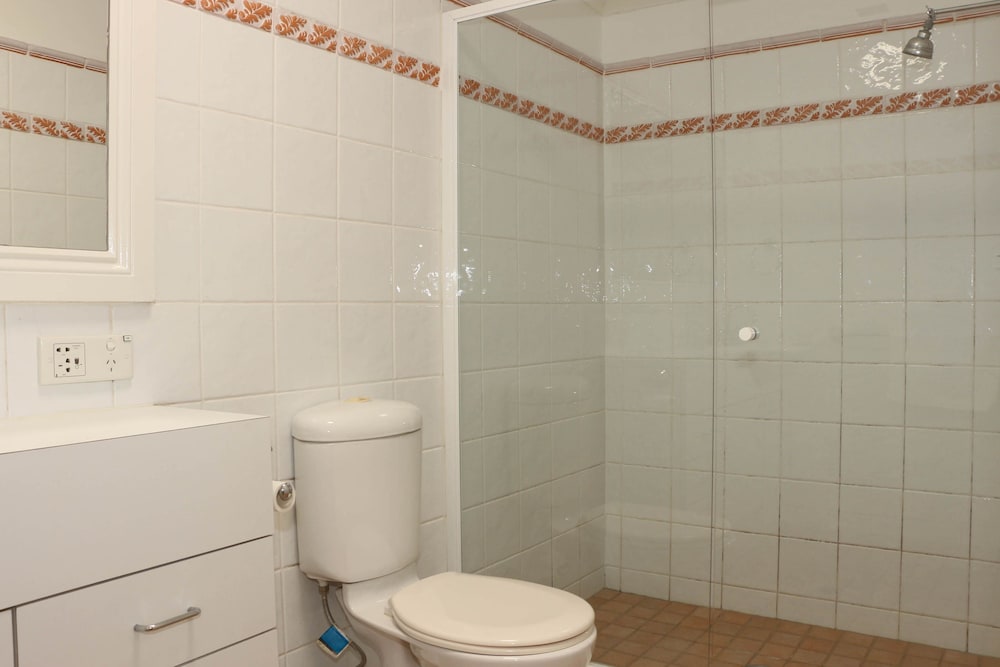 Room, Ensuite photo 3
