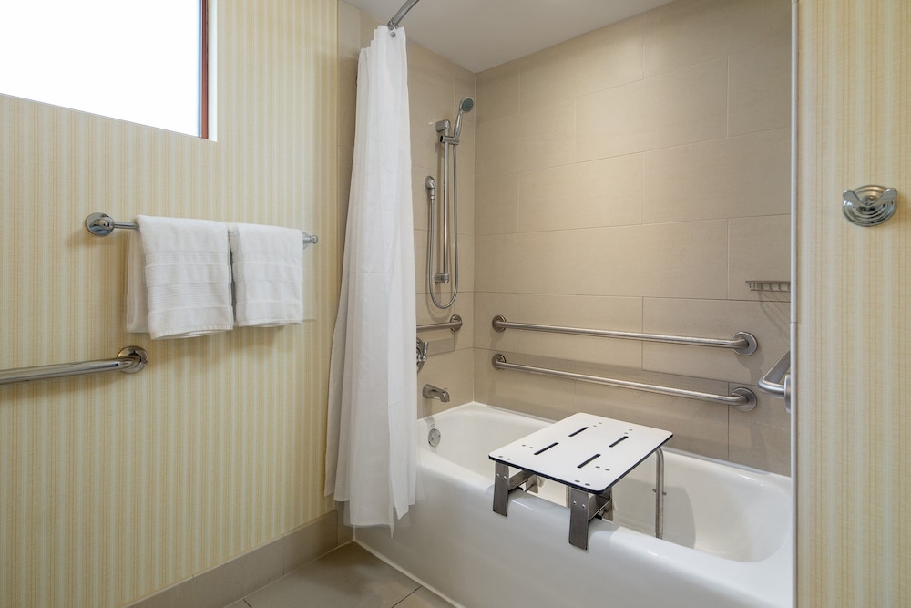 Deluxe Room, 1 King Bed, Balcony (Mobility/Hearing Accessible, Tub) - Photo 2