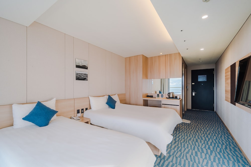 [Wine Pkg] Premier Twin Room + 1 Red Wine + 2 Wine Glasses photo 3