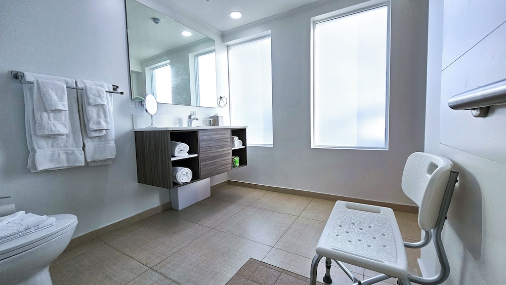 Standard Room, 1 King Bed, Pool View