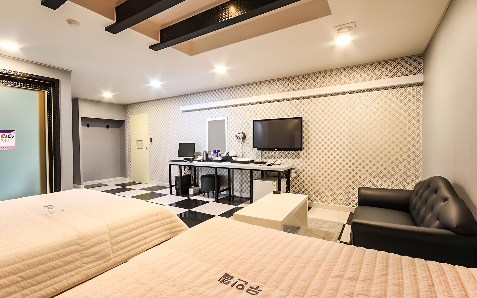 Room (Twin (PC Game Room))
