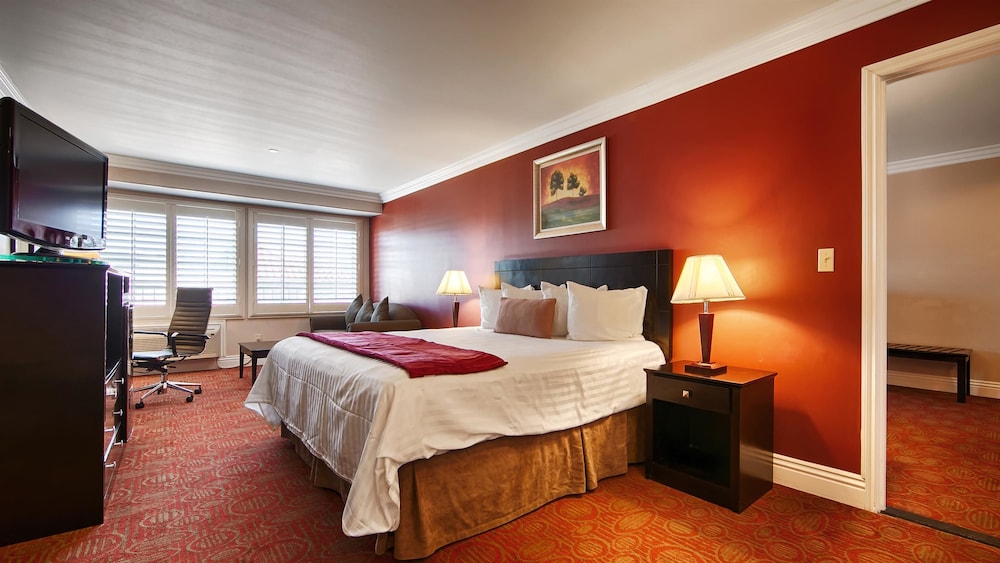 Suite, 1 King Bed, Non Smoking, Refrigerator & Microwave