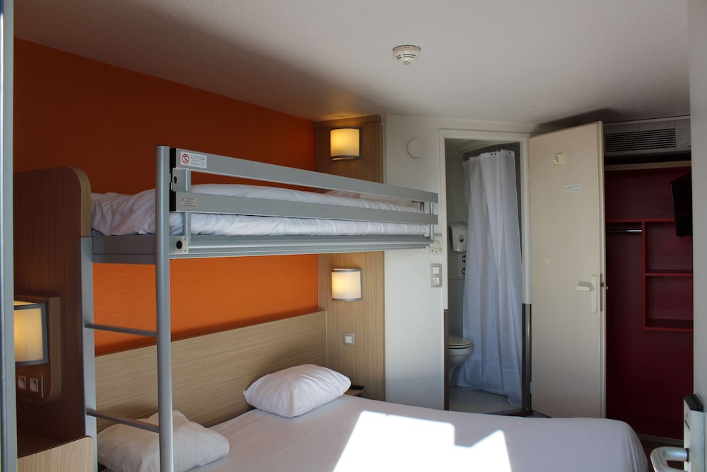 Standard Room, Multiple Beds (1 Double and 1 Single bed) - Photo 2