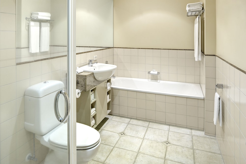Executive 2 Bedroom Apartment with Balcony - Photo 3