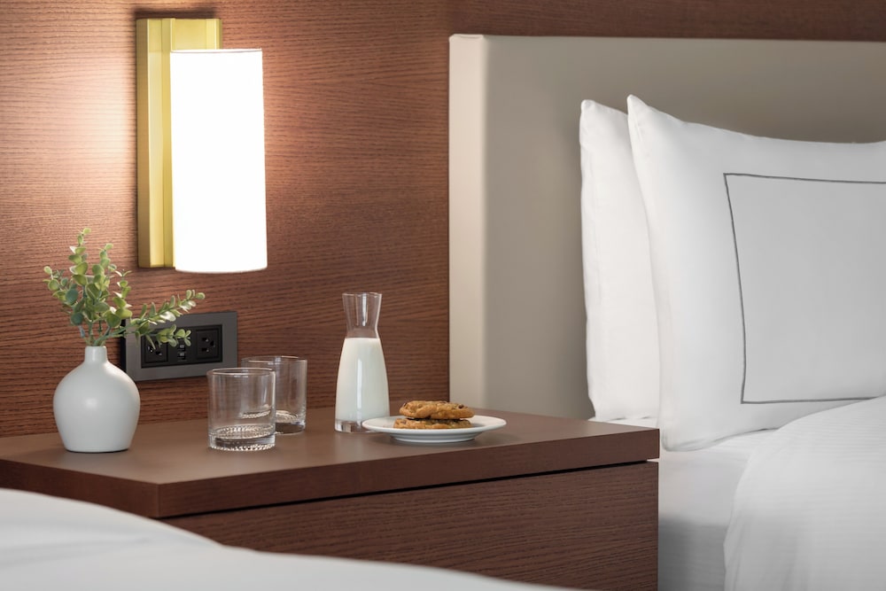 2 Queen Bed Oversized Room (Newly Renovated) - Photo 3