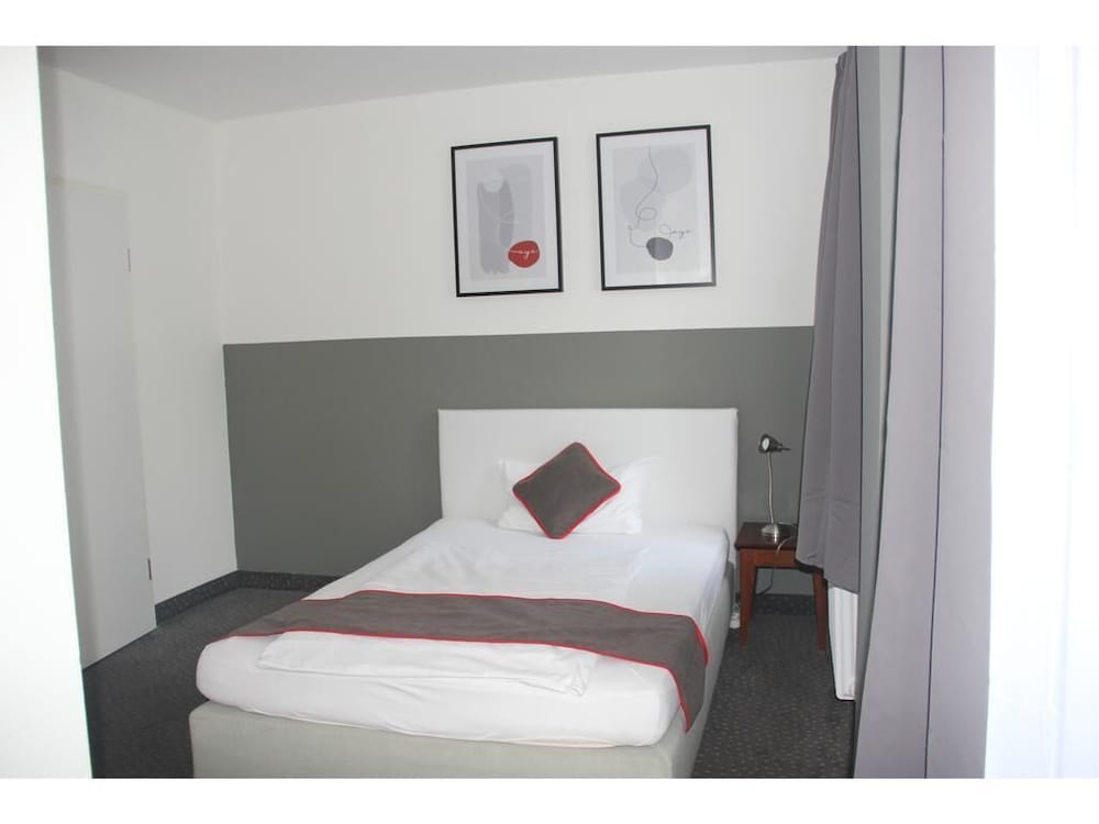 Classic Single Room, 1 Twin Bed, Shared Bathroom, Courtyard View