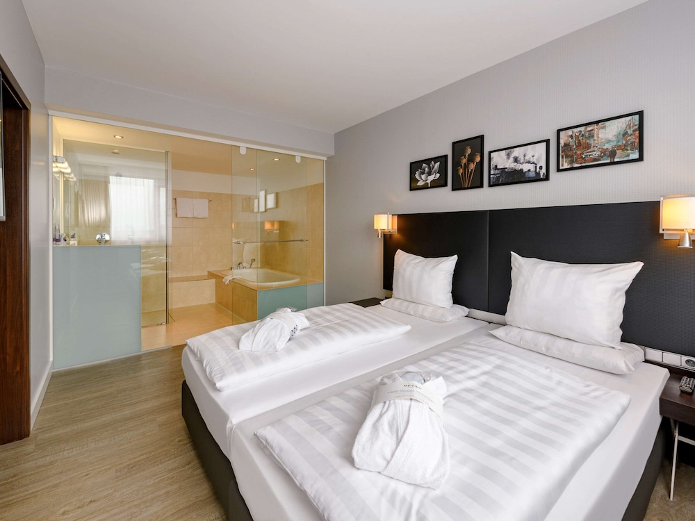 Junior Suite, 1 Double Bed (private bathroom with shower and tub) - Photo 6