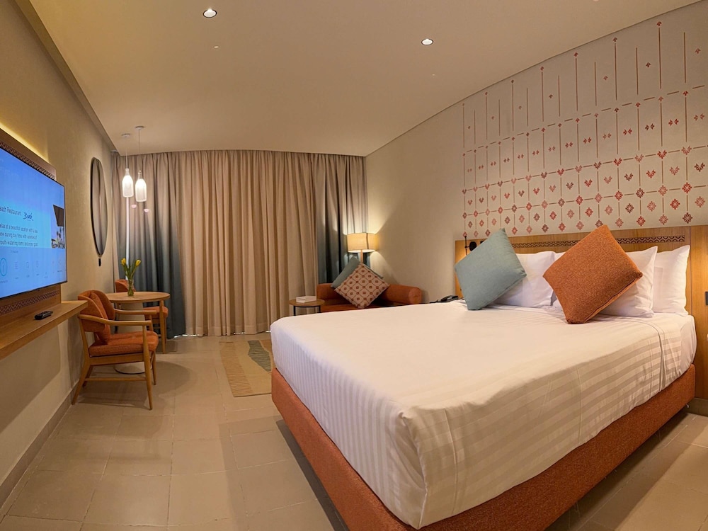Superior Room, 1 King Bed, Sea View (Beach side) - Photo 3
