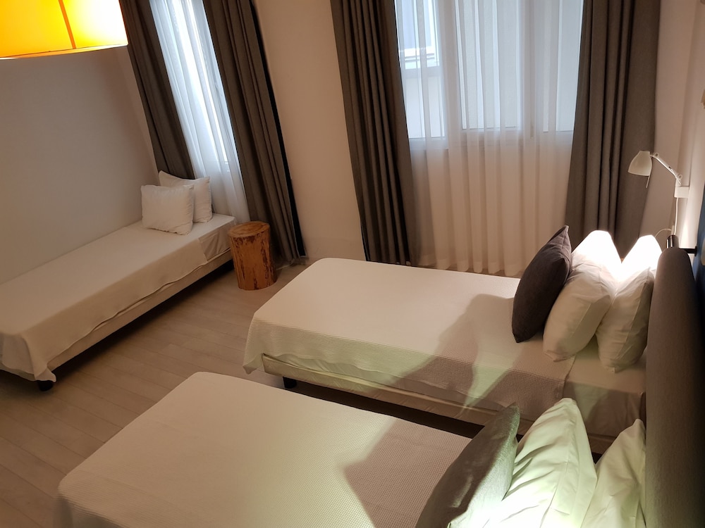 Economy Triple Room photo 3