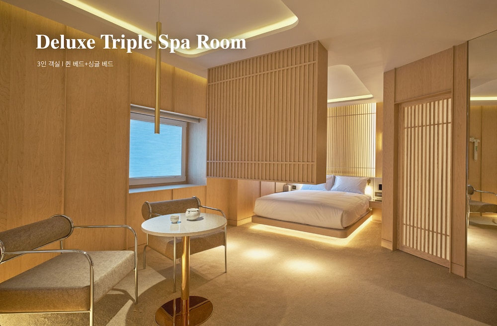 Deluxe Triple Spa Room