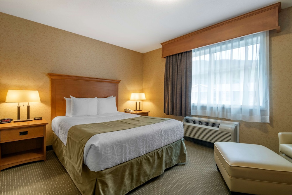 Family Suite, Multiple Beds, Non Smoking, Refrigerator & Microwave photo 2