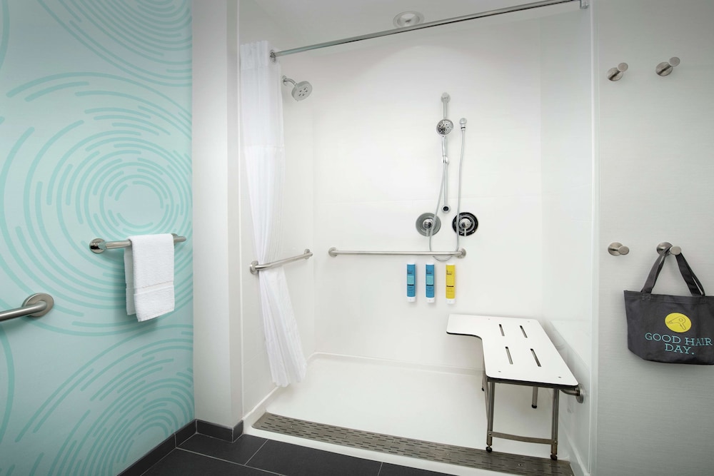Room, 1 King Bed, Accessible (Roll-In Shower) - Photo 4