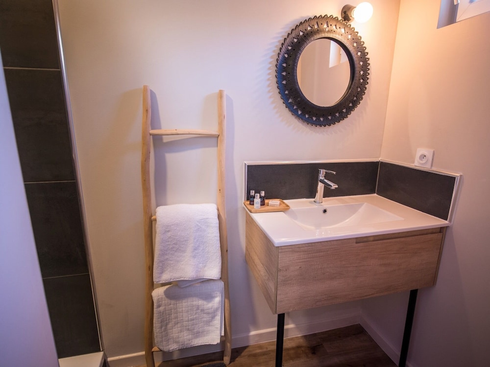 Standard Suite, City View - Photo 3