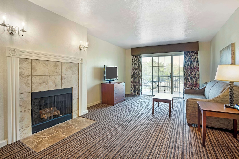 Suite, 1 King Bed, Non Smoking, Fireplace photo 1