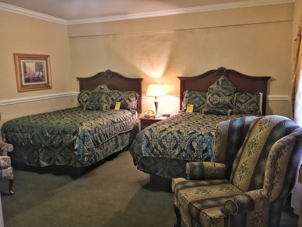 Signature Room, 2 Queen Beds, Annex Building (located beside the Historic Inn) photo 2