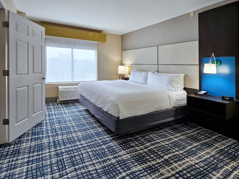 Suite, 1 King Bed with Sofa bed (Additional Living Area) - Photo 8