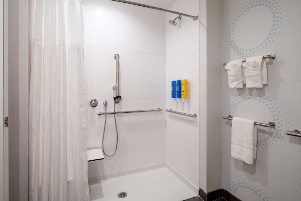 Room, 2 Queen Beds, Accessible (Mobility & Hearing, Roll-In Shower) photo 2