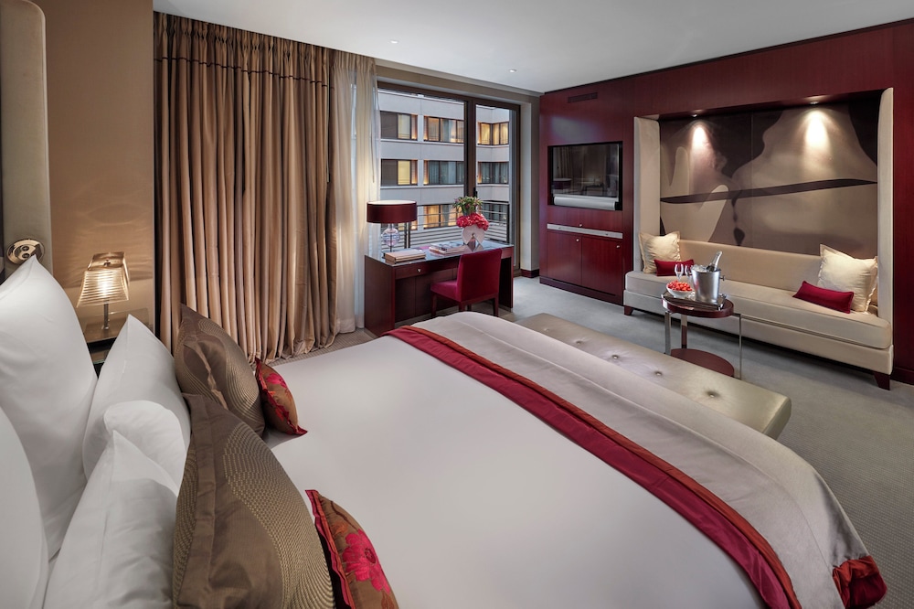 Deluxe Room, 1 King Bed thumbnail 5