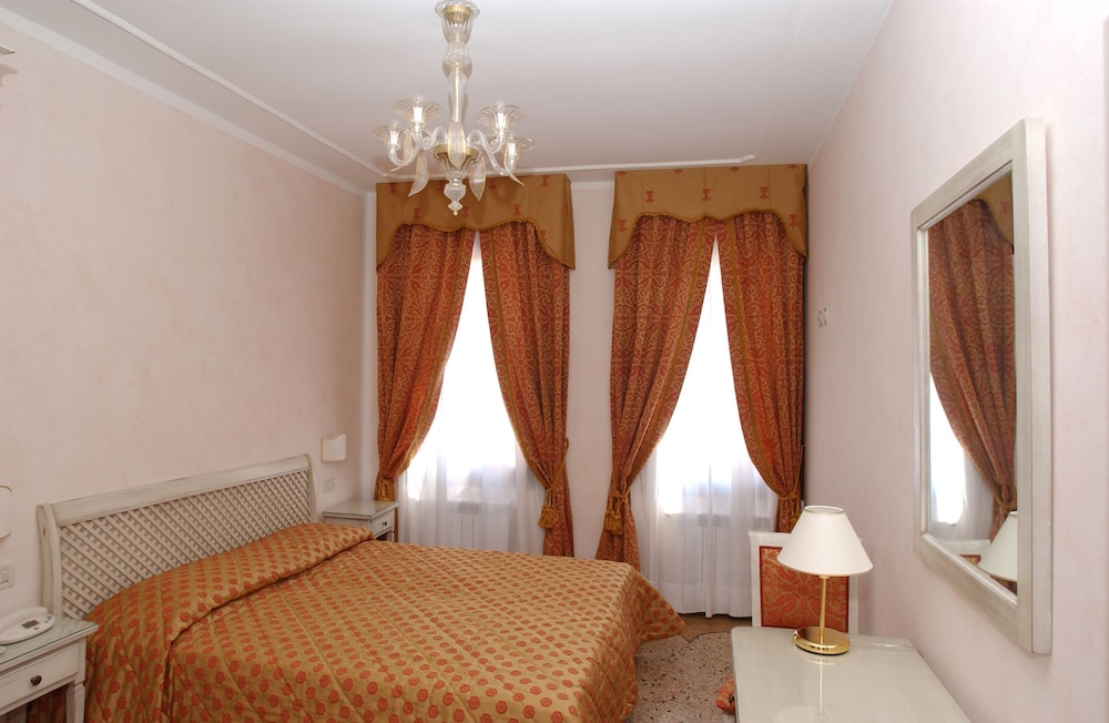 Triple Room, Ensuite photo 3